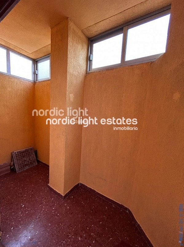 Spacious central apartment for renovation 