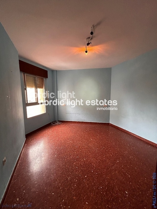 Spacious central apartment for renovation 