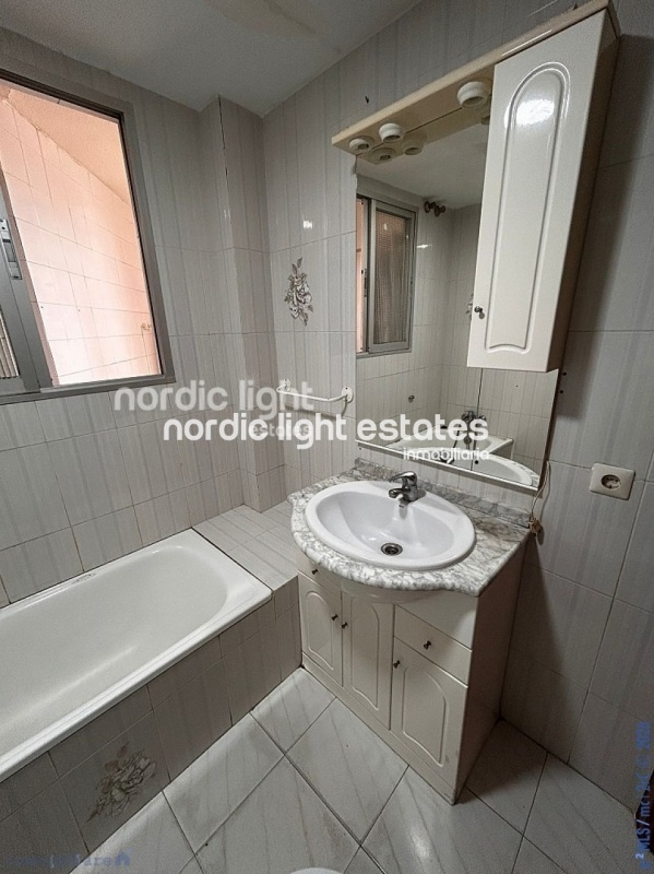 Spacious central apartment for renovation 