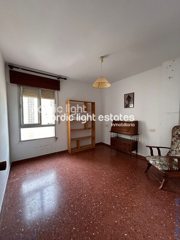 Spacious central apartment for renovation 