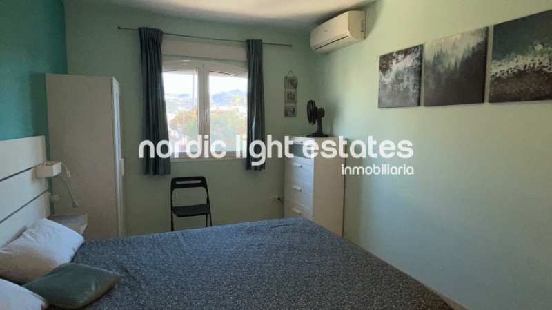 Bien cuidada villa pareada con piscina y cochera privados