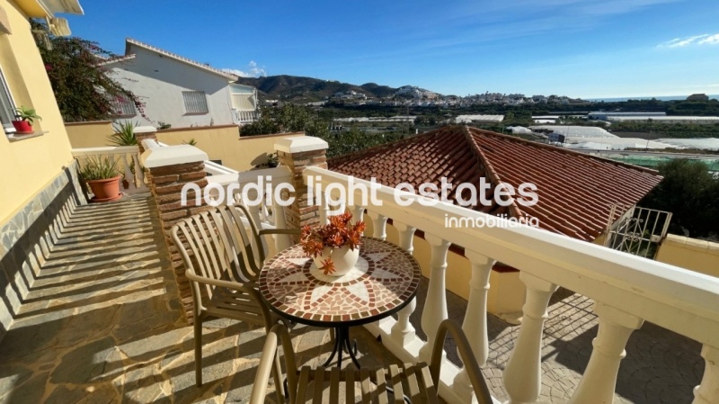 Bien cuidada villa pareada con piscina y cochera privados