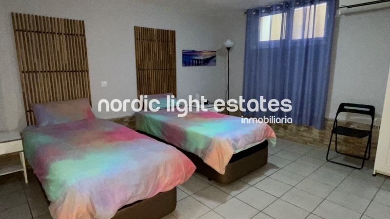 Bien cuidada villa pareada con piscina y cochera privados