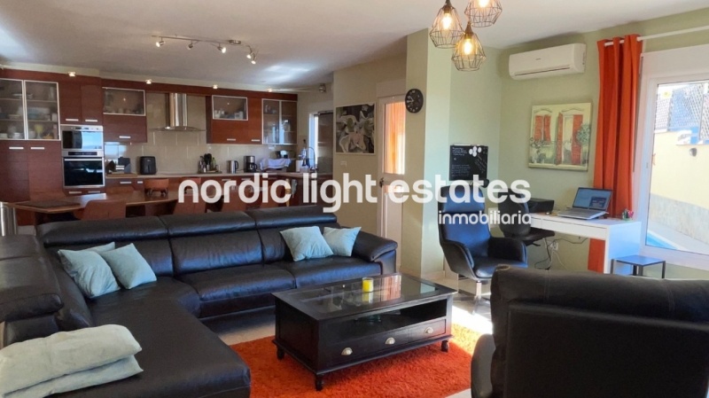 Bien cuidada villa pareada con piscina y cochera privados