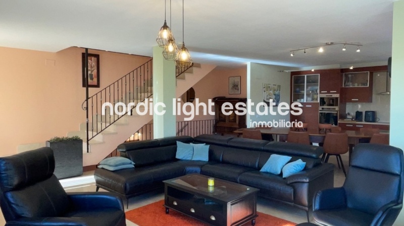 Bien cuidada villa pareada con piscina y cochera privados