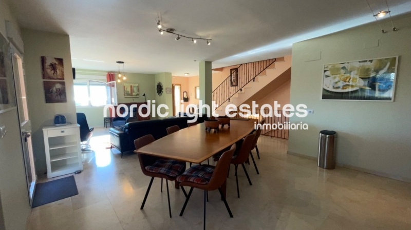 Bien cuidada villa pareada con piscina y cochera privados