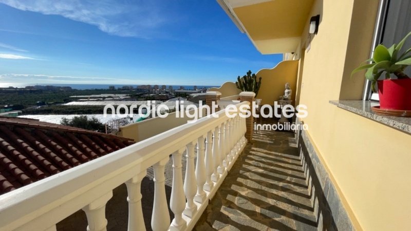 Bien cuidada villa pareada con piscina y cochera privados