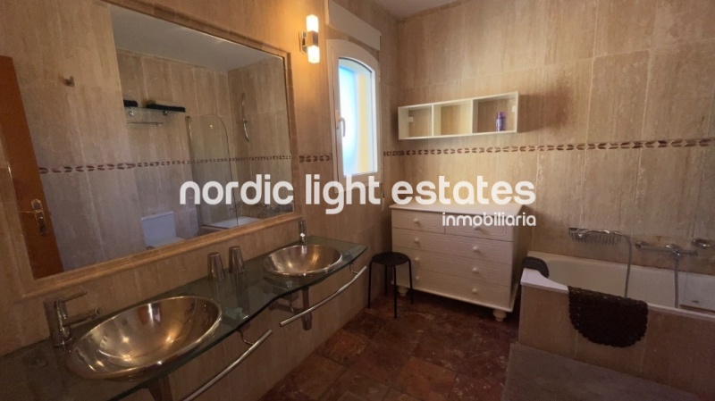 Bien cuidada villa pareada con piscina y cochera privados