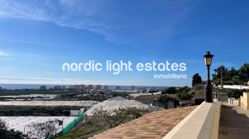 Bien cuidada villa pareada con piscina y cochera privados