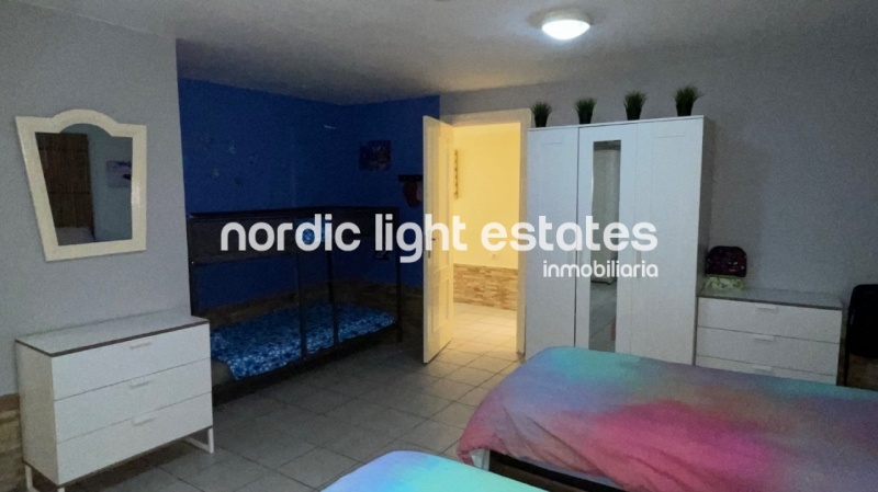 Bien cuidada villa pareada con piscina y cochera privados