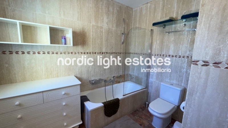 Bien cuidada villa pareada con piscina y cochera privados