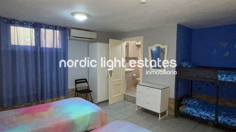 Bien cuidada villa pareada con piscina y cochera privados