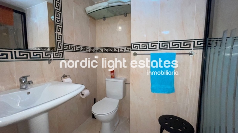 Bien cuidada villa pareada con piscina y cochera privados