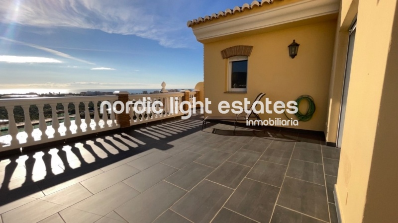 Bien cuidada villa pareada con piscina y cochera privados