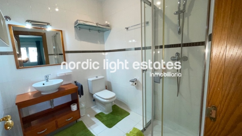 Bien cuidada villa pareada con piscina y cochera privados