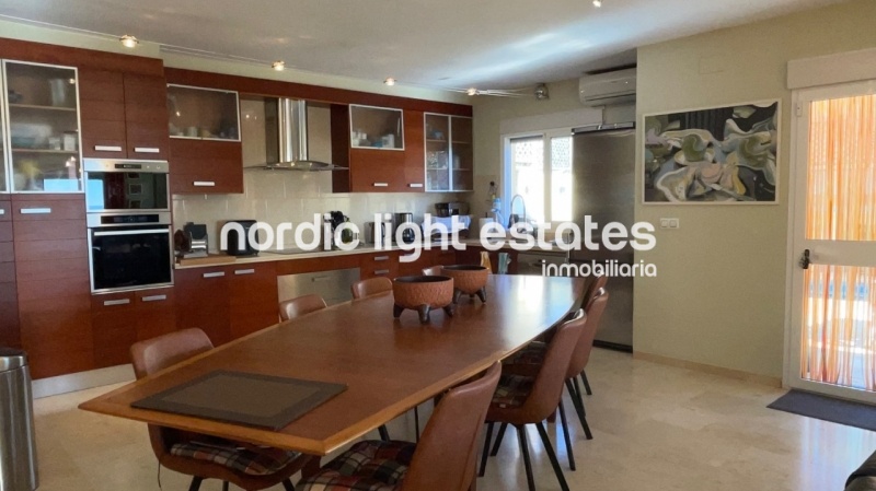 Bien cuidada villa pareada con piscina y cochera privados