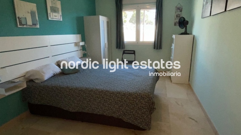 Bien cuidada villa pareada con piscina y cochera privados