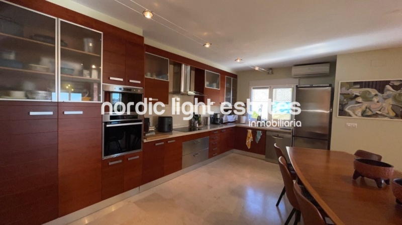 Bien cuidada villa pareada con piscina y cochera privados