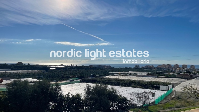 Bien cuidada villa pareada con piscina y cochera privados