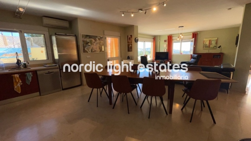 Bien cuidada villa pareada con piscina y cochera privados