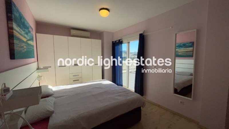 Bien cuidada villa pareada con piscina y cochera privados