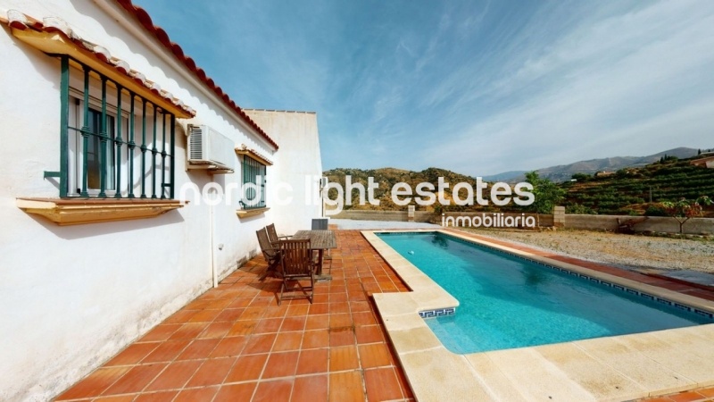 Fantastic single-storey country house 