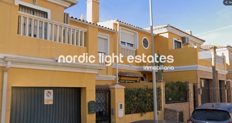 Lovely and spacious townhouse with garage in los Prados