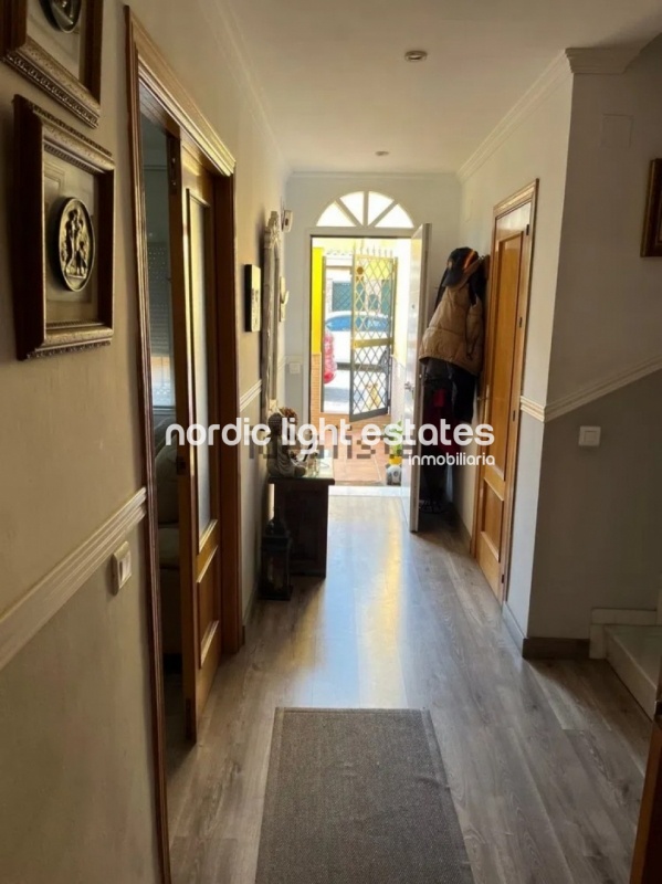 Lovely and spacious townhouse with garage in los Prados