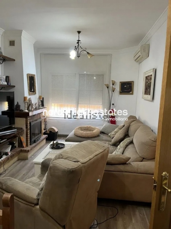 Lovely and spacious townhouse with garage in los Prados