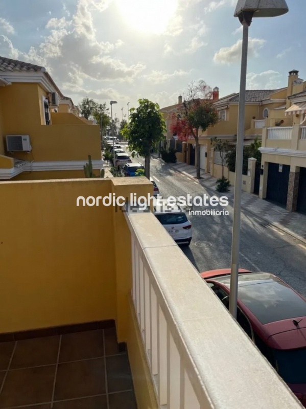 Lovely and spacious townhouse with garage in los Prados