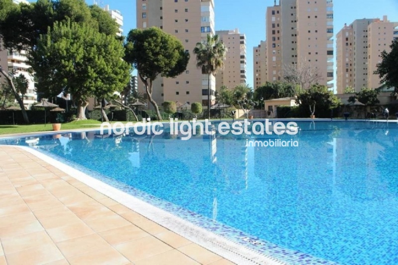 Elegante piso reformado de estilo mediterráneo