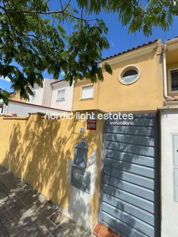 Chalet adosado con 3 terrazas grandes