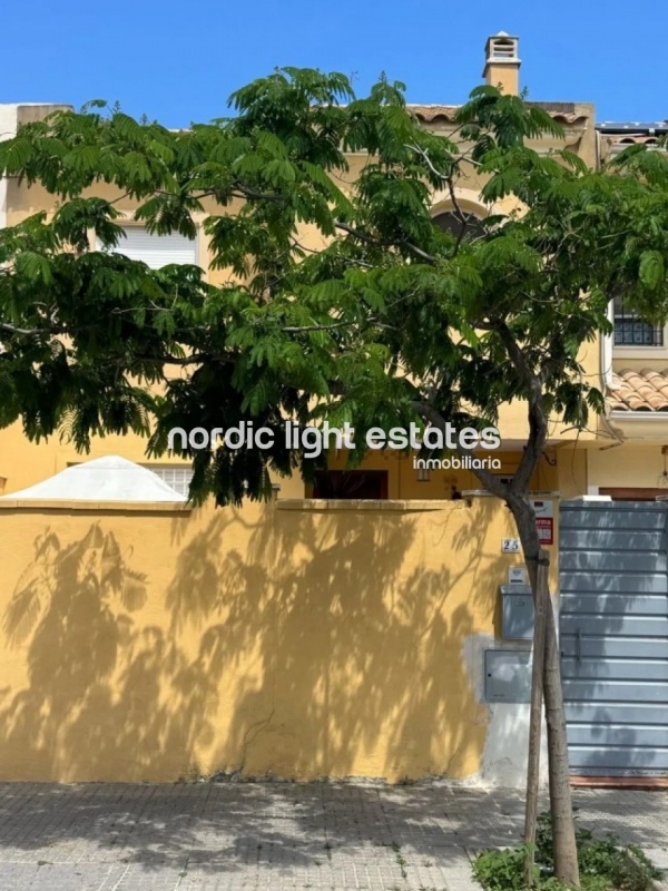 Chalet adosado con 3 terrazas grandes