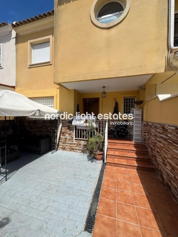 Chalet adosado con 3 terrazas grandes