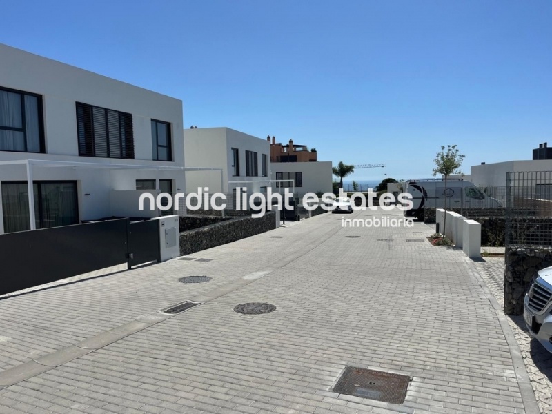 Modern and elegant newly built townhouse