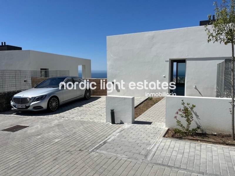 Modern and elegant newly built townhouse