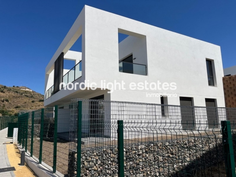 Modern and elegant newly built townhouse