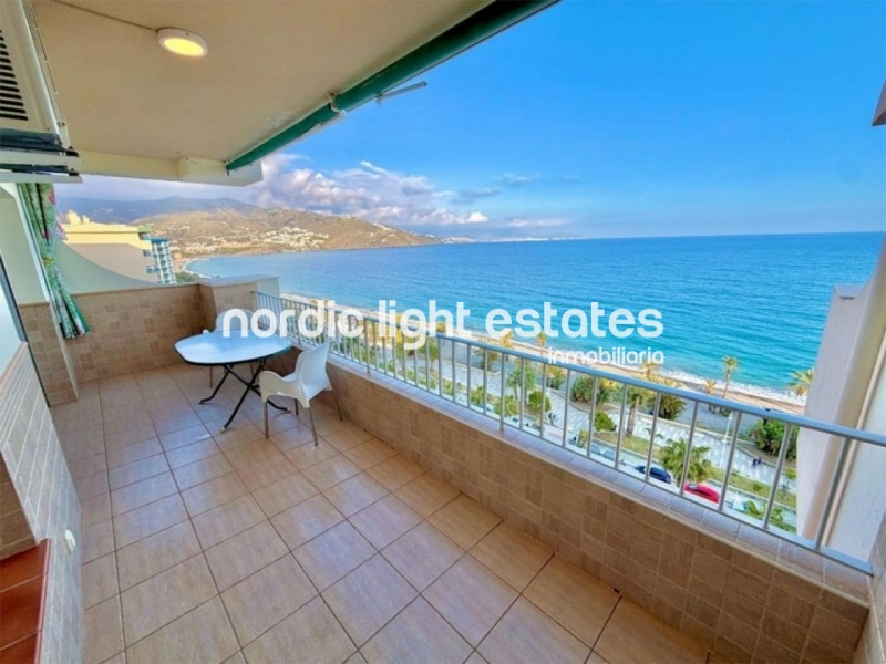 Beachfront apartment located on Paseo de Velilla
