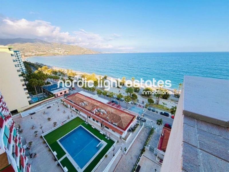 Beachfront apartment located on Paseo de Velilla