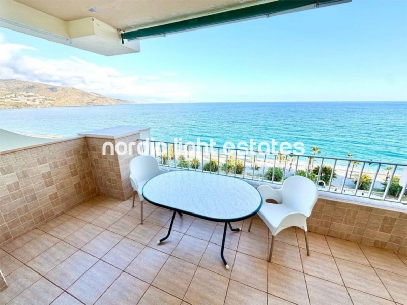 Beachfront apartment located on Paseo de Velilla