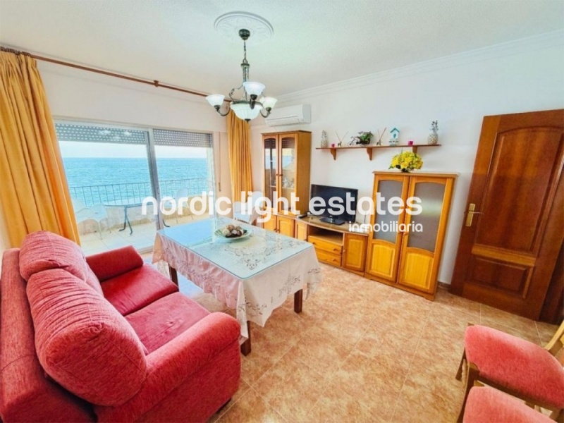 Beachfront apartment located on Paseo de Velilla