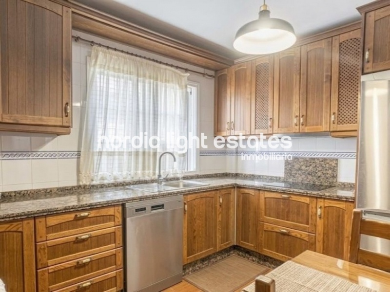 Excelente casa adosada con 2 plazas de parking y 2 trasteros