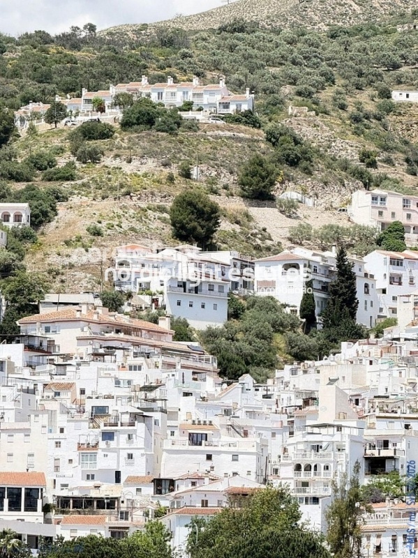 Detached villa and urban building with outstanding development potential