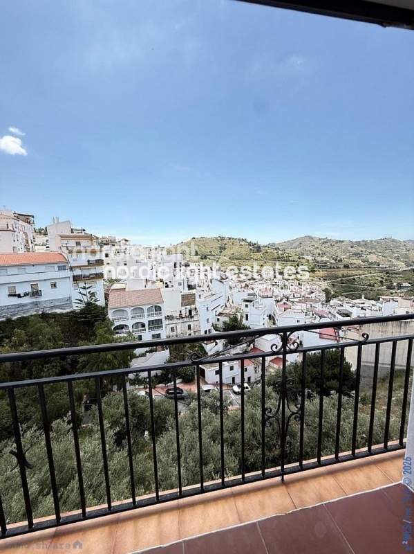 Detached villa and urban building with outstanding development potential