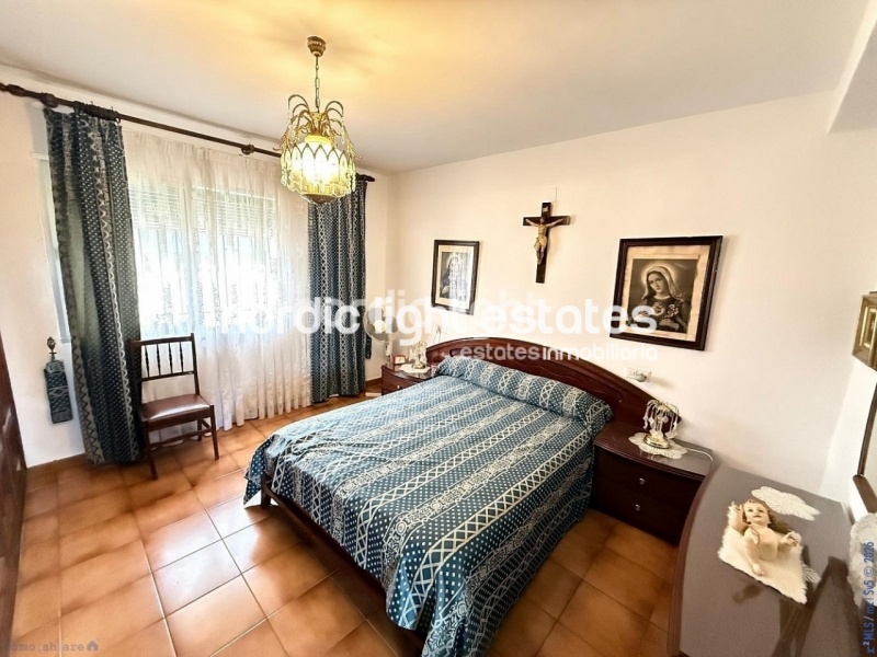 Detached villa and urban building with outstanding development potential