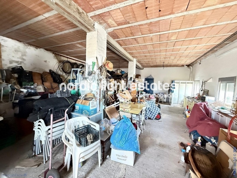 Detached villa and urban building with outstanding development potential