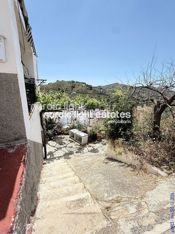 Detached villa and urban building with outstanding development potential
