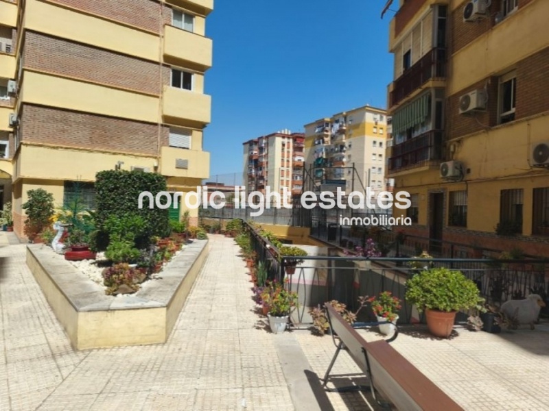 Bright south-facing flat in Pasaje Virgen de Bélen 