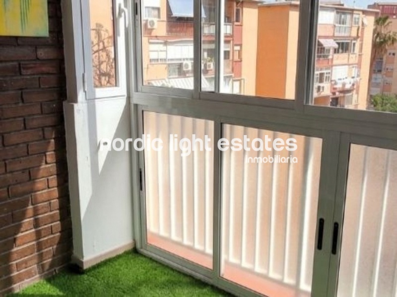Bright south-facing flat in Pasaje Virgen de Bélen 