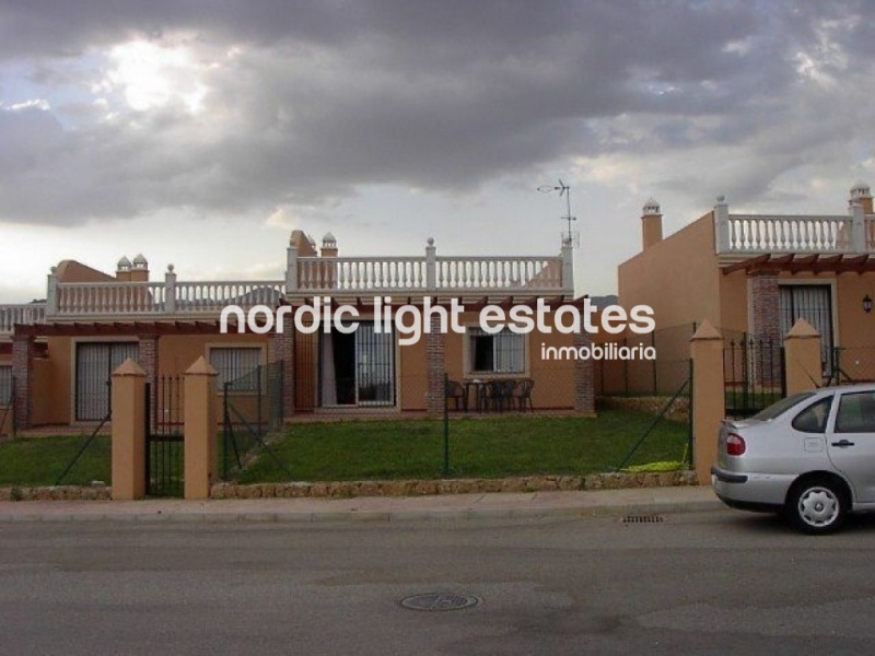 South-facing townhouse with paking space and spacious rooftop terrace with sea views